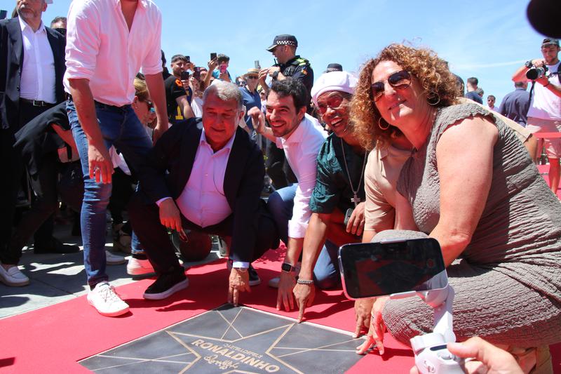 Castelldefels mayor Manu Reyes, with former FC Barcelona player Ronaldinho and FC Barcelona president Joan Laporta, with the Brazilian player star