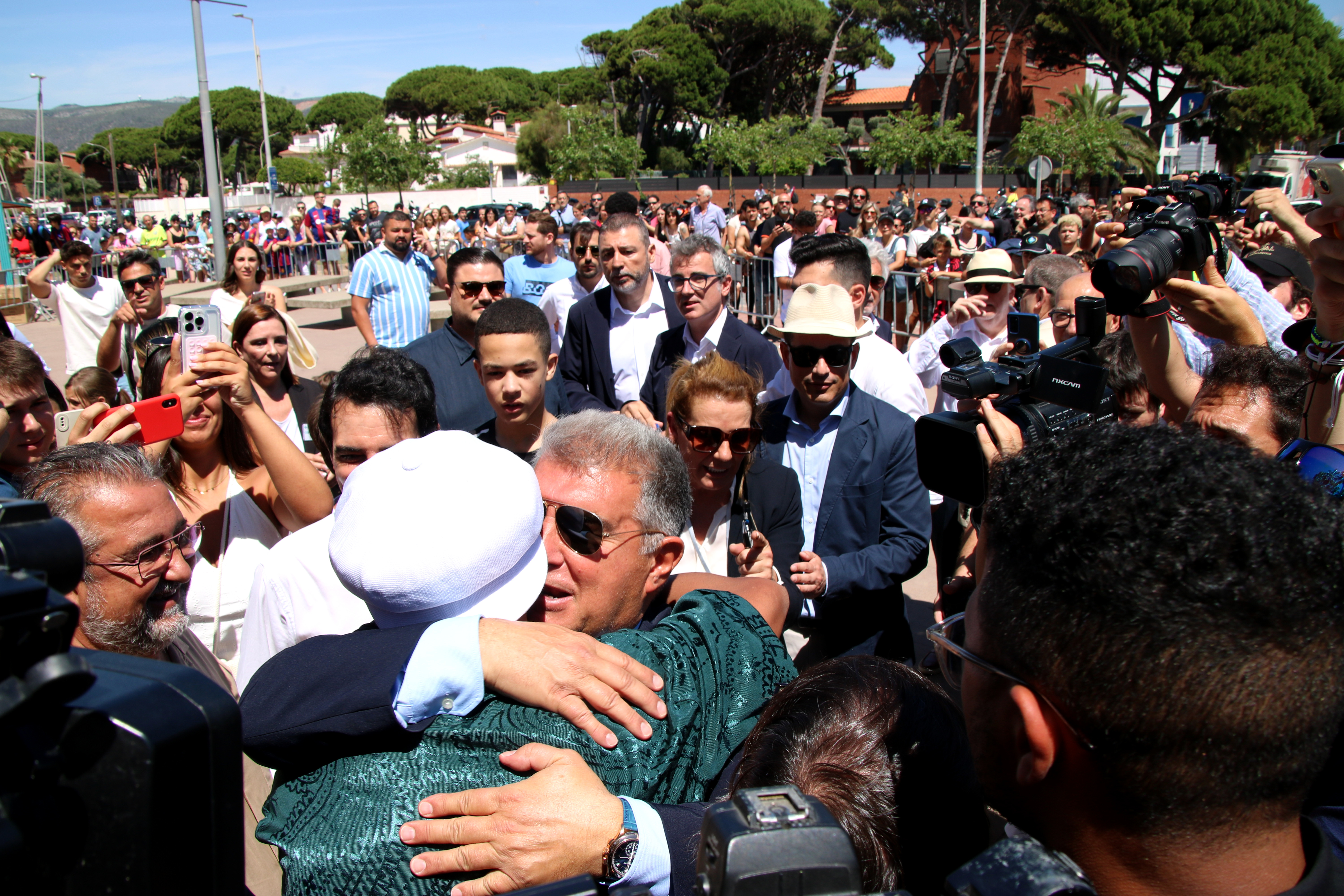 Joan Laporta and Ronaldinho hug at the unveiling of the Castelldefels Walk of Stars