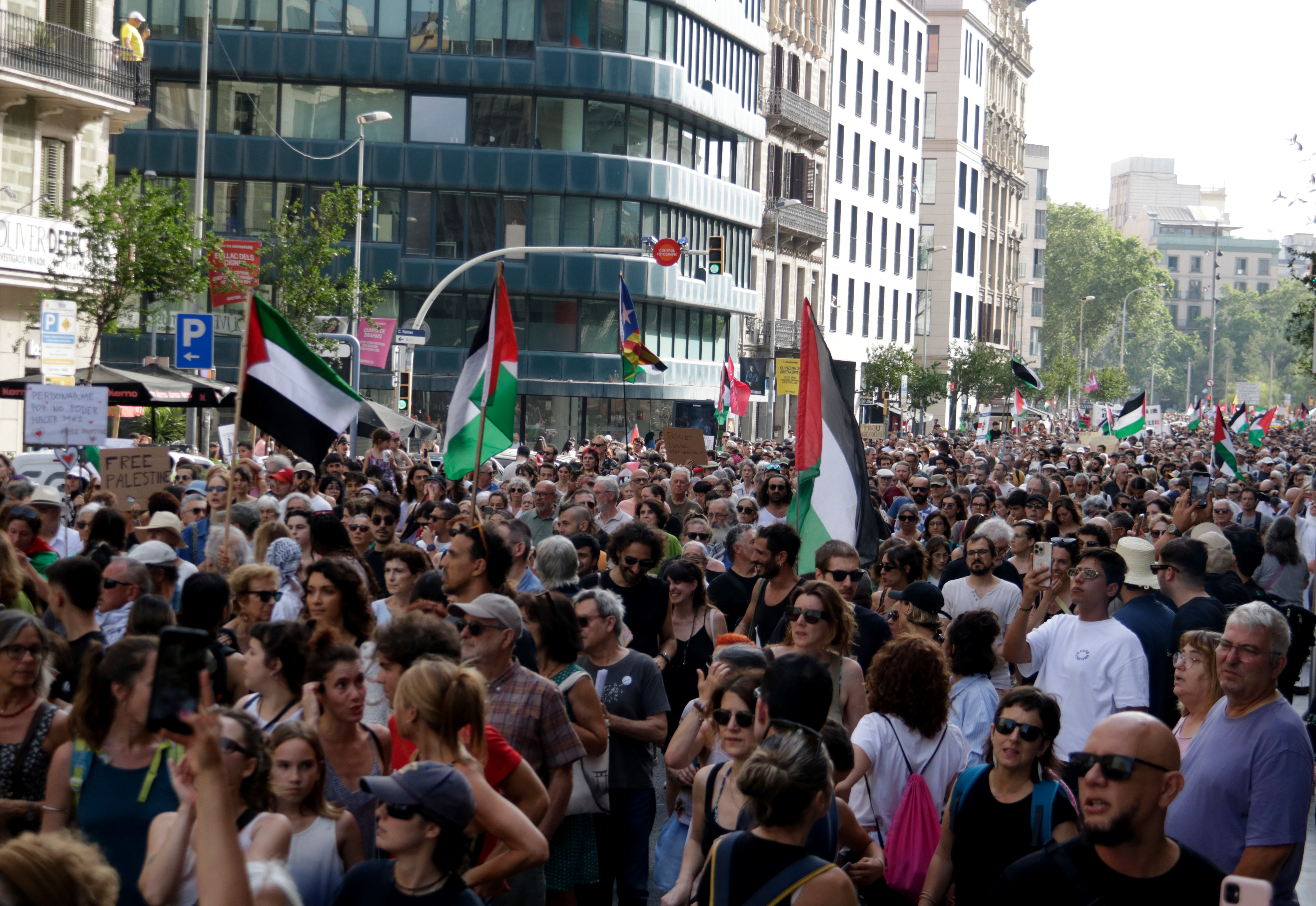 View of Ronda Universitat during the protest in solidarity with Palestine