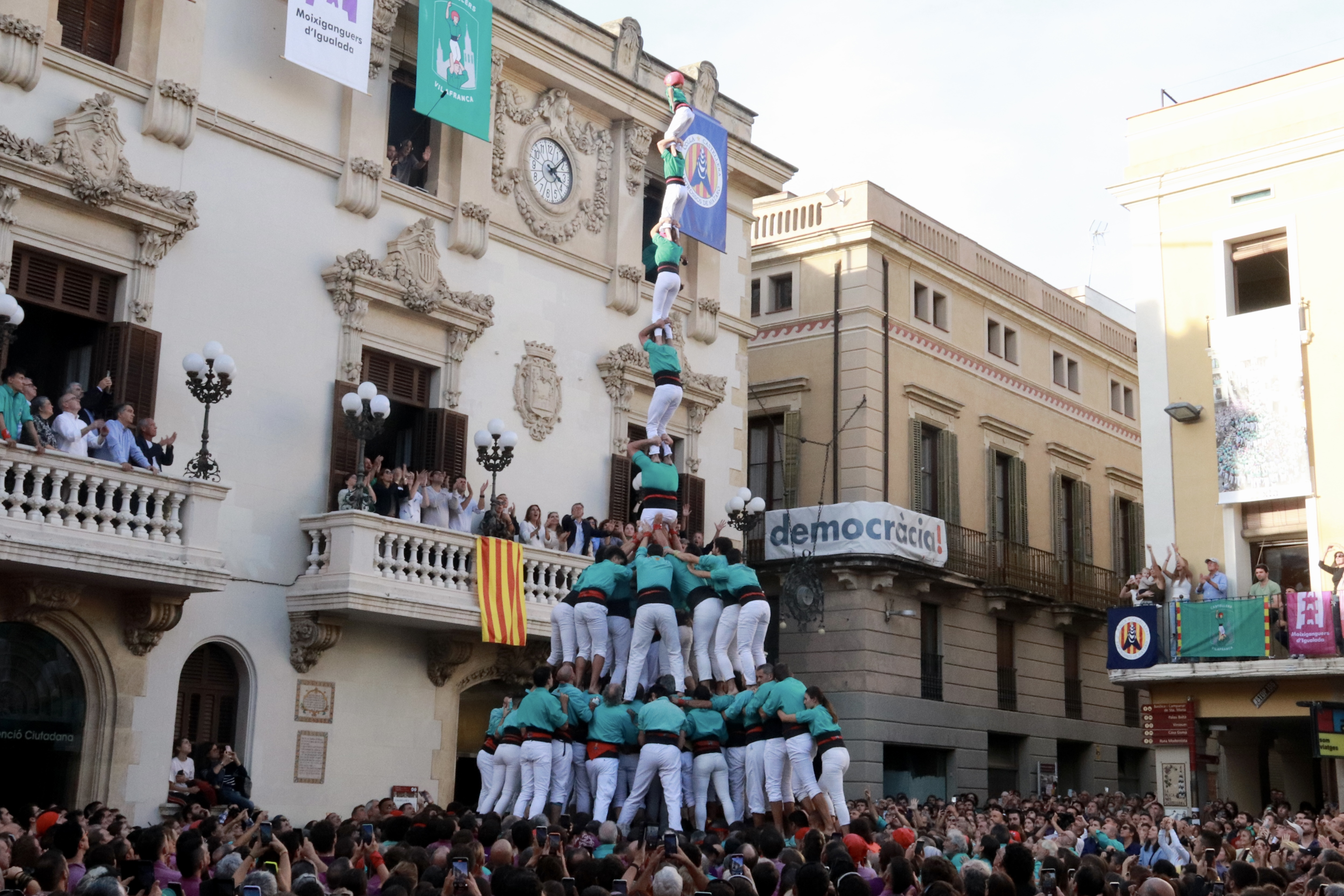 Castellers de Vilafranca perform a 'pilar de 8' with 'folre i manilles' during the 2025 All Saints’ Day diada in Vilafranca del Penedès