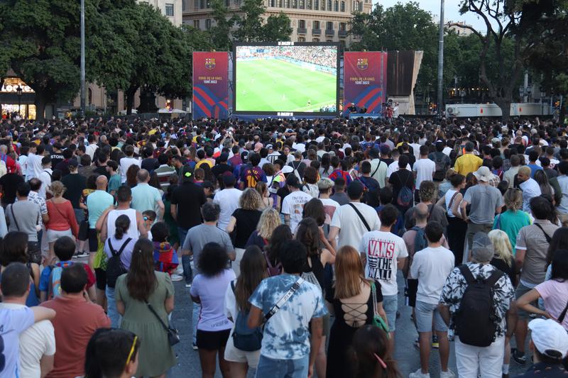 Thousands of people follow the Women's Champions League final in Barcelona's plaça Catalunya in May 2022