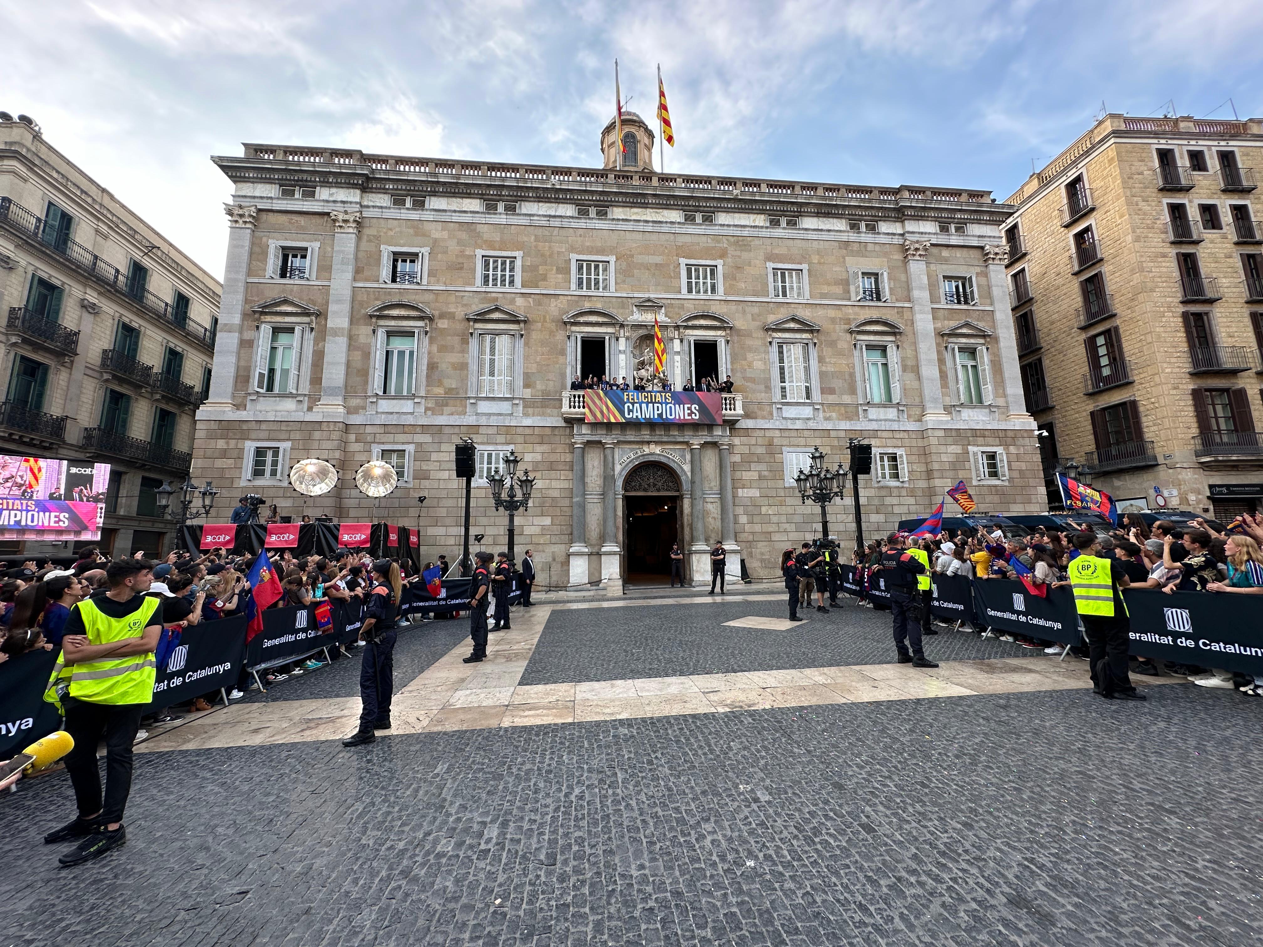 Barça femení players at Catalan government headquarters’ balcony