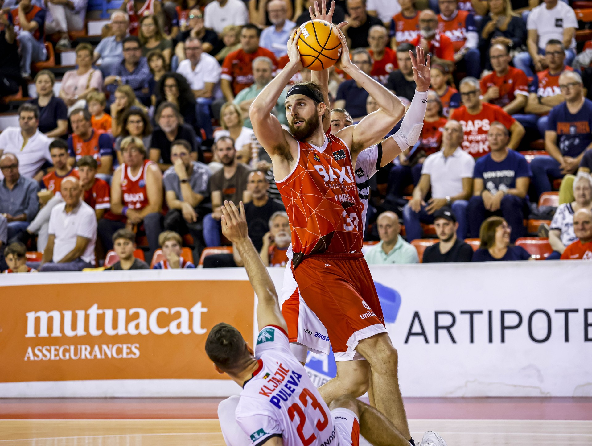 Baxi Manresa defeat Coviran Granada 83-68