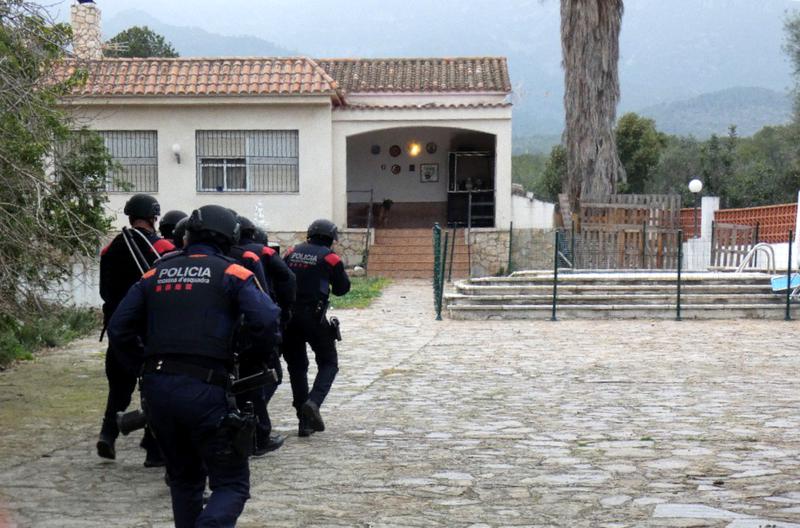 Mossos agents starting the search of a house in Alcanar Platja where an indoor marijuana cultivation has been detected