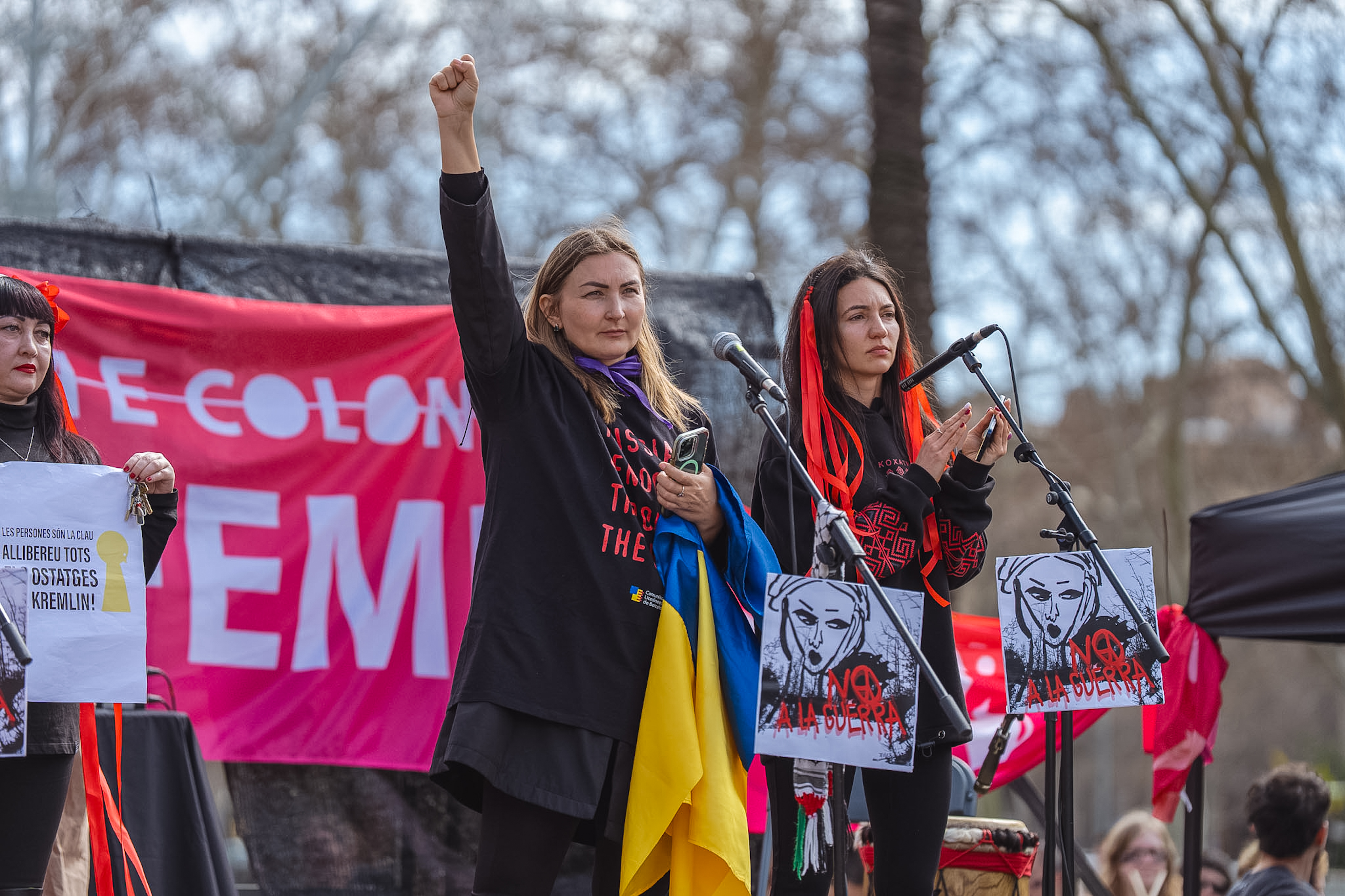 A woman with a Ukrainian flag during the speeches at the end of the International Women's Day march in Barcelona organized by Assemblea 8-M