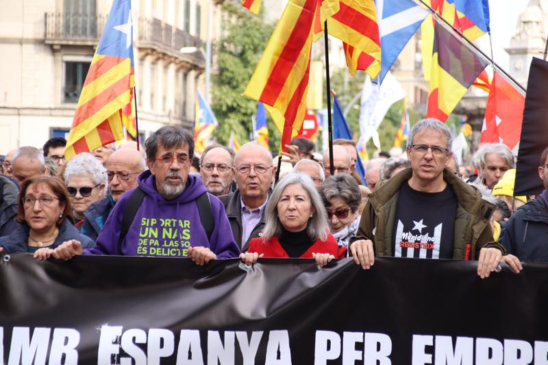The president and vice-president of the ANC, Dolors Feliu and Jordi Pesarrodona, take part in a demonstration