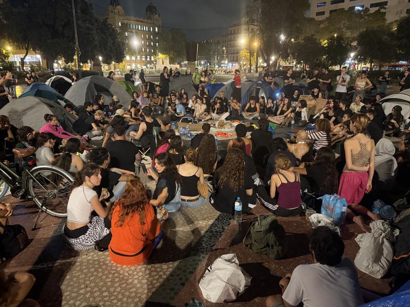 Activists camp out in Plaça Catalunya