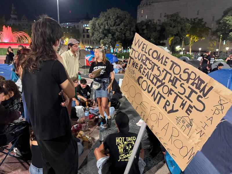 Acampada a la plaça Catalunya de Barcelona per reclamar el "dret a l'habitatge"