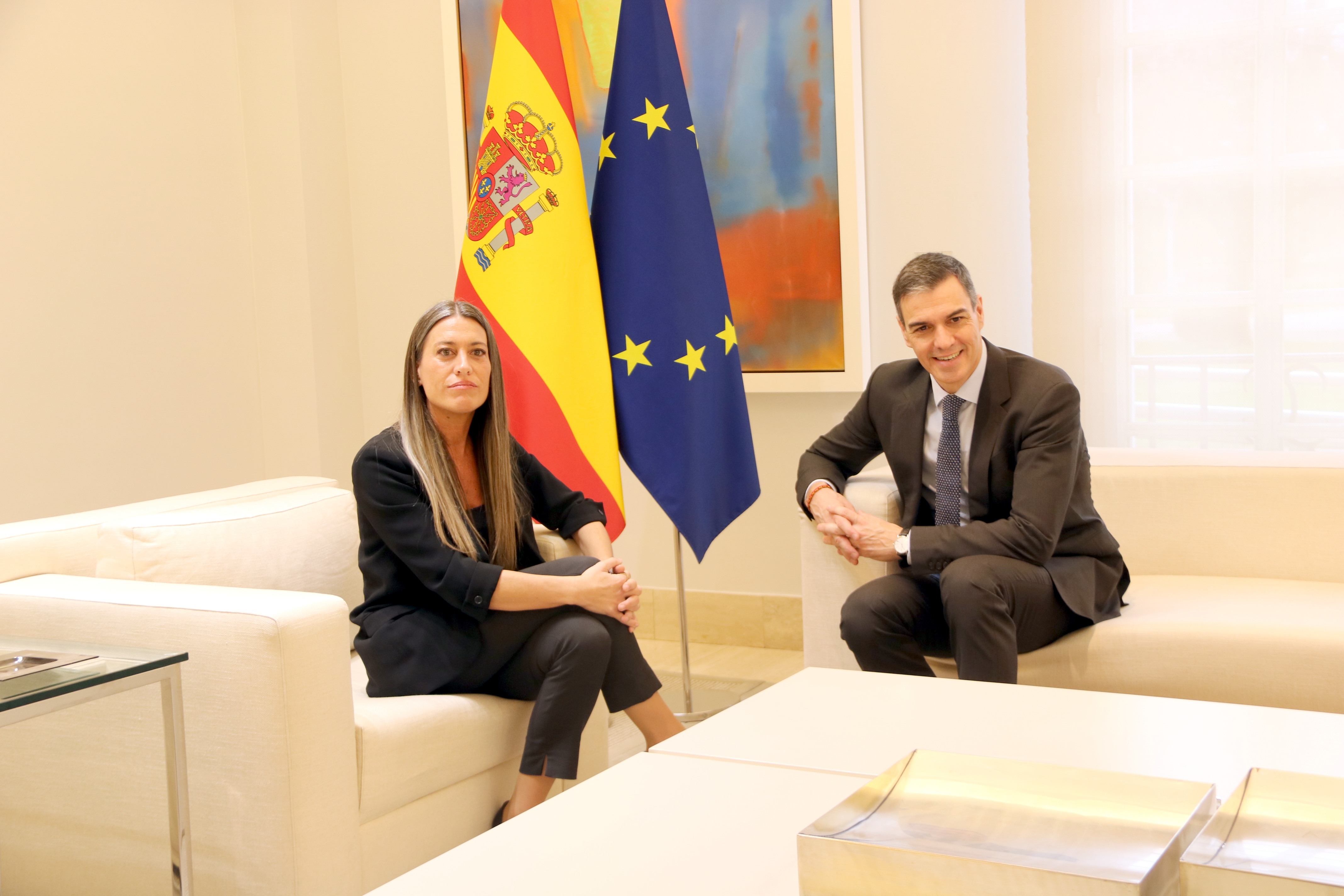 Spanish PM Pedro Sánchez and Junts' spokesperson Míriam Nogueras in a meeting in the government's headquarters