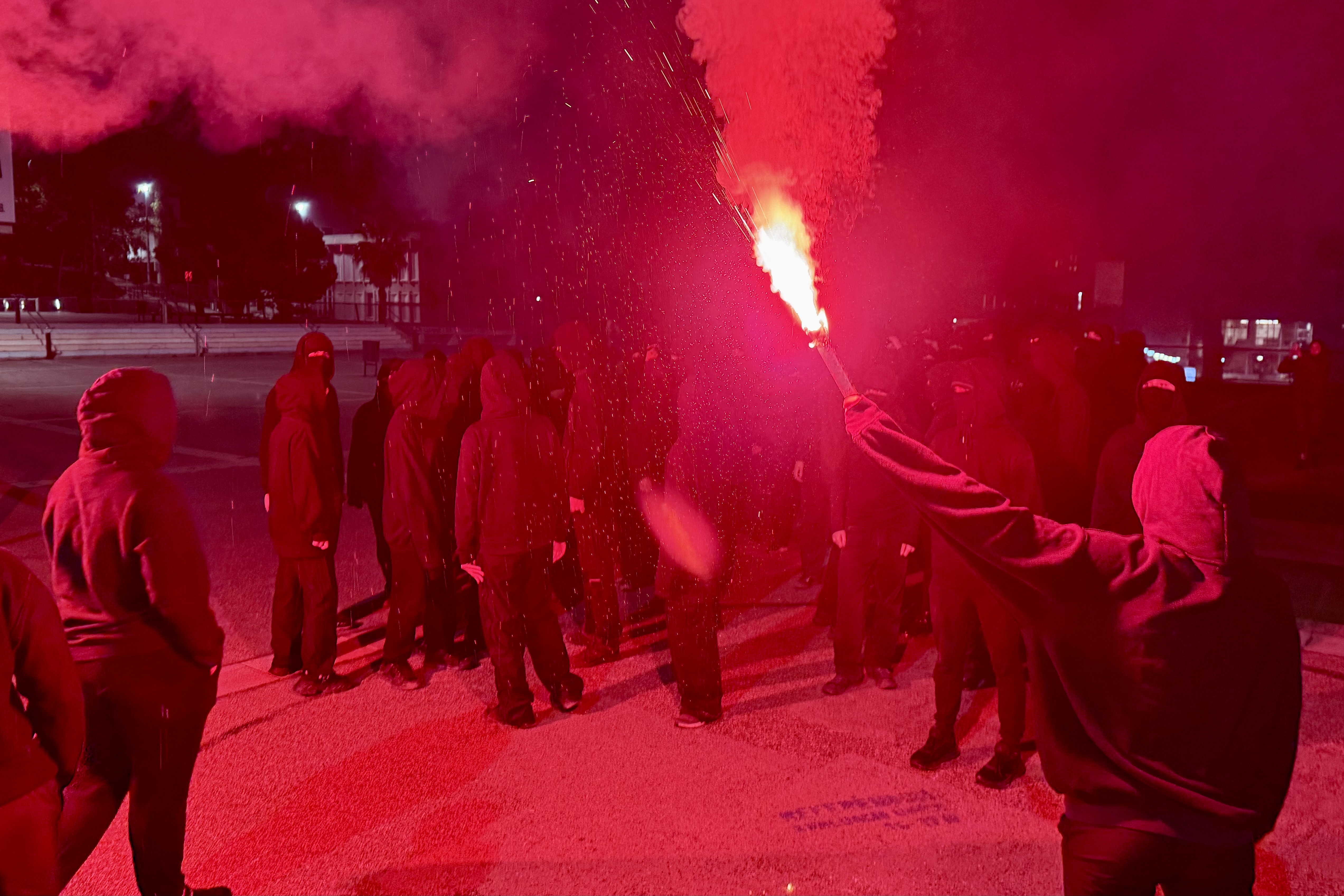 Encesa de bengales a la jornada de vaga a la UAB.