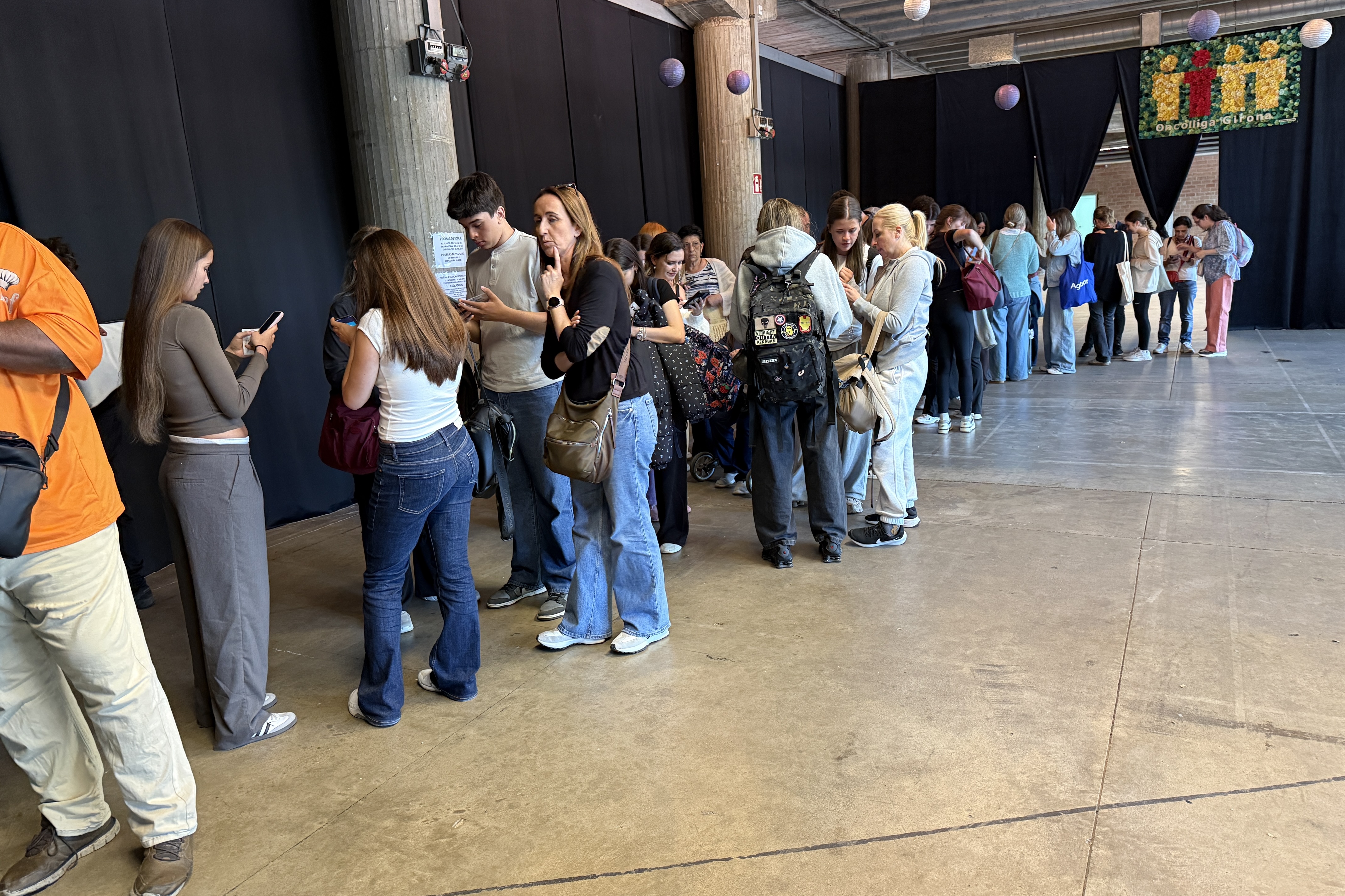 People lining up to audition for extras for the movie ‘Enredados’ in Girona