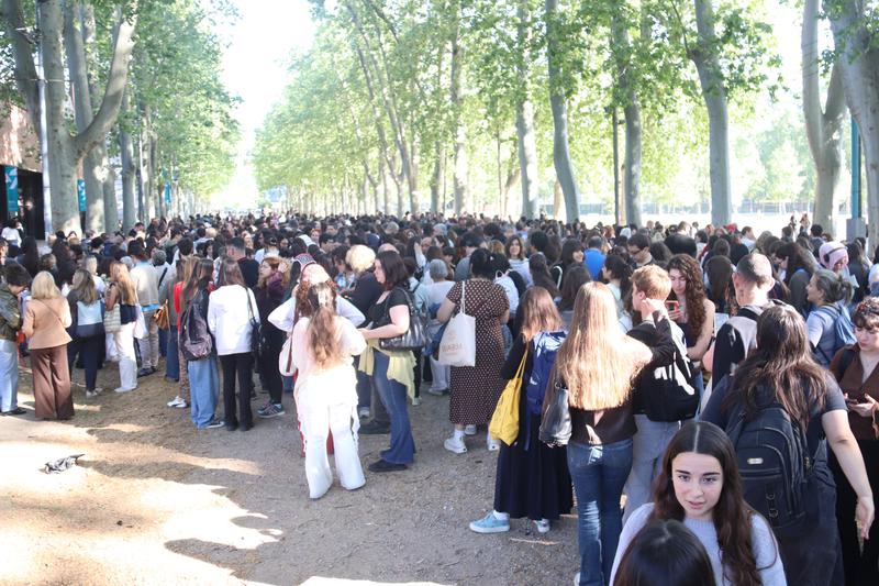 Thousands of people are waiting at the gates of the Girona Fair to participate in the casting call for extras for the movie ‘Tangled’