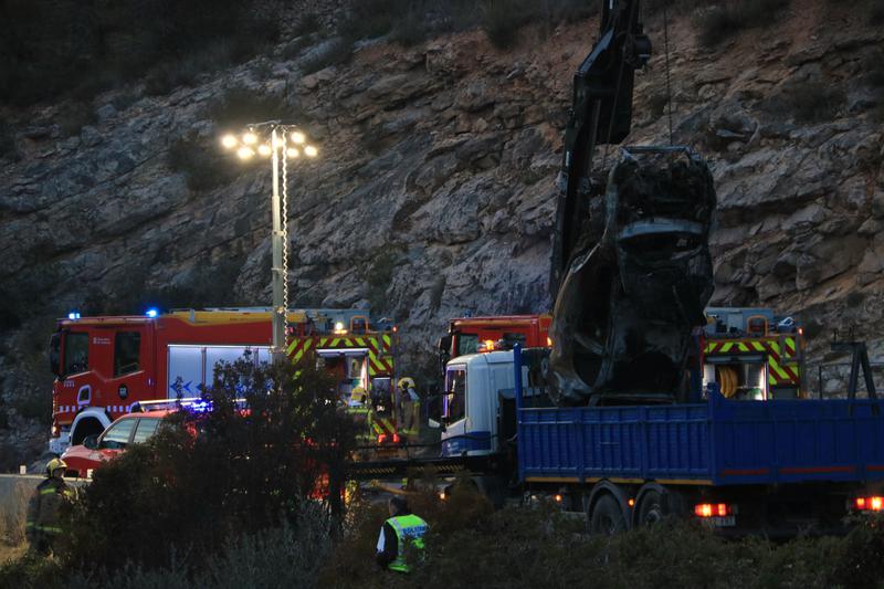 The vehicle that crashed in TV-3022 at El Perelló on March 5, 2023, being removed