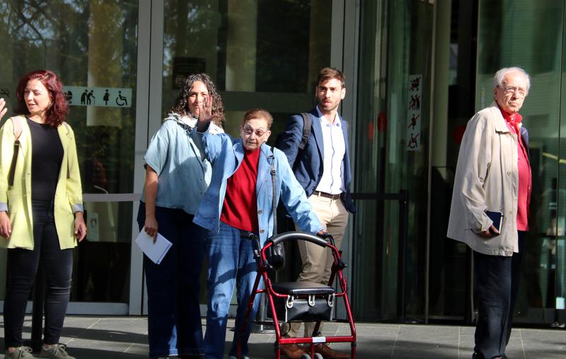 Blanca Serra waves before entering to testify at the Prosecutor's Office for Democratic Memory
