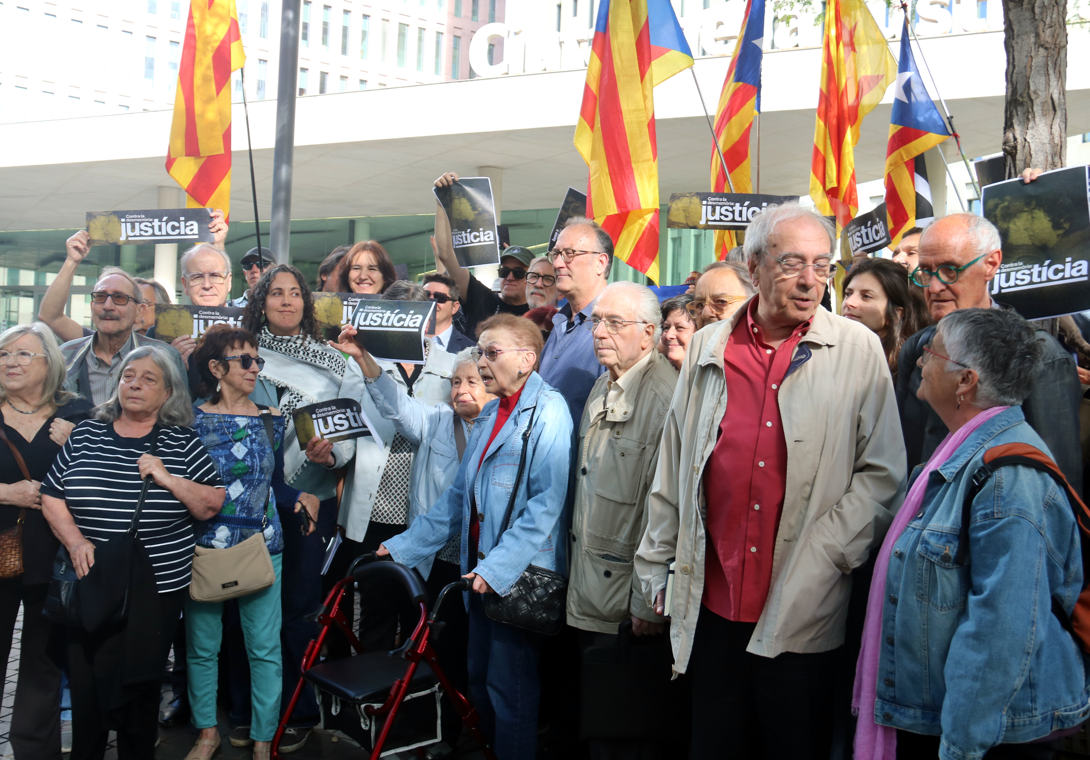 Foto de família de Blanca Serra amb les entitats que li donen suport.
