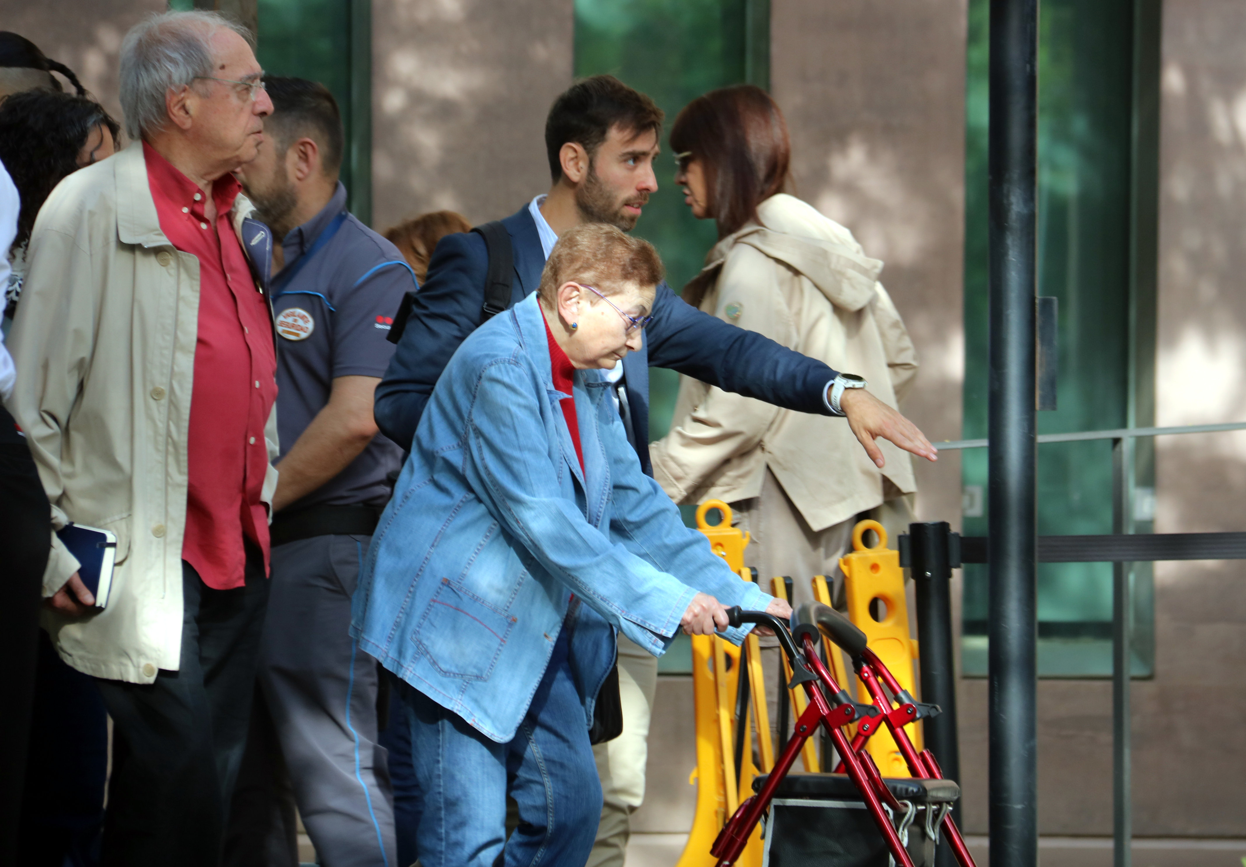Blanca Serra es dirigeix a l'entrada de la Ciutat de la Justícia abans de declarar davant la fiscalia de memòria democràtica.