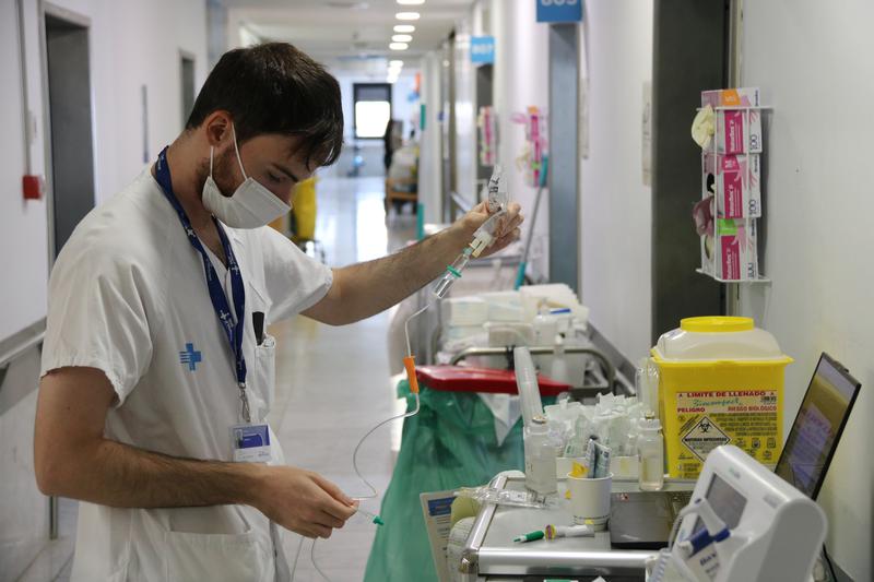 A nurse in the transplant area of ??the Vall d'Hebron Hospital