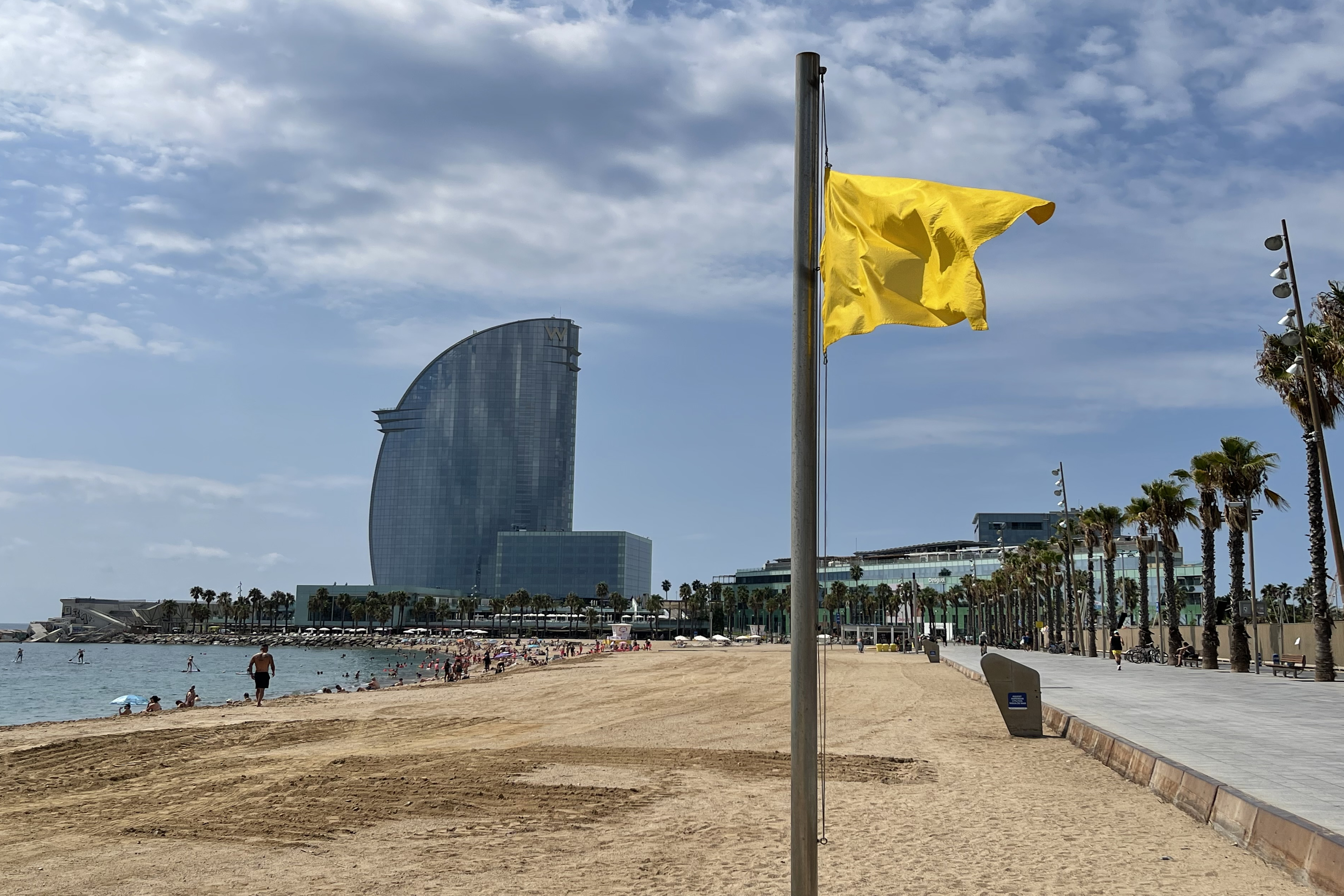 Yellow flag flying at Sant Sebastià beach during the lifeguards' strike