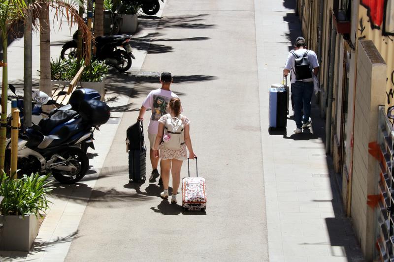 Tourists with suitcases in Barcelona