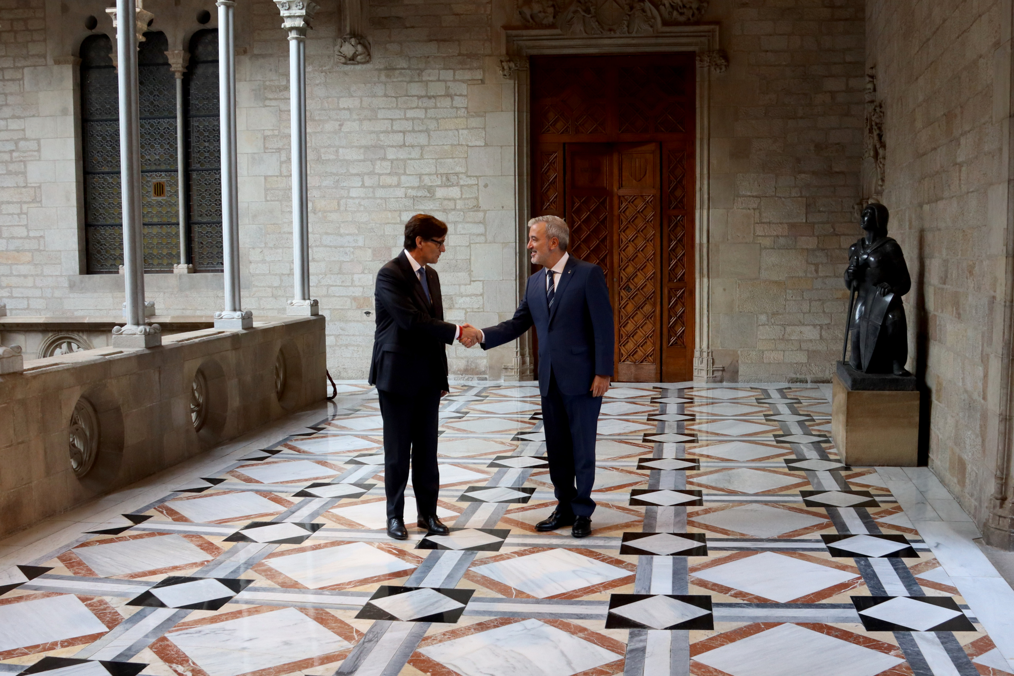 El president de la Generalitat, Salvador Illa, saluda l'alcalde de Barcelona, Jaume Collboni, a la galeria Gòtica