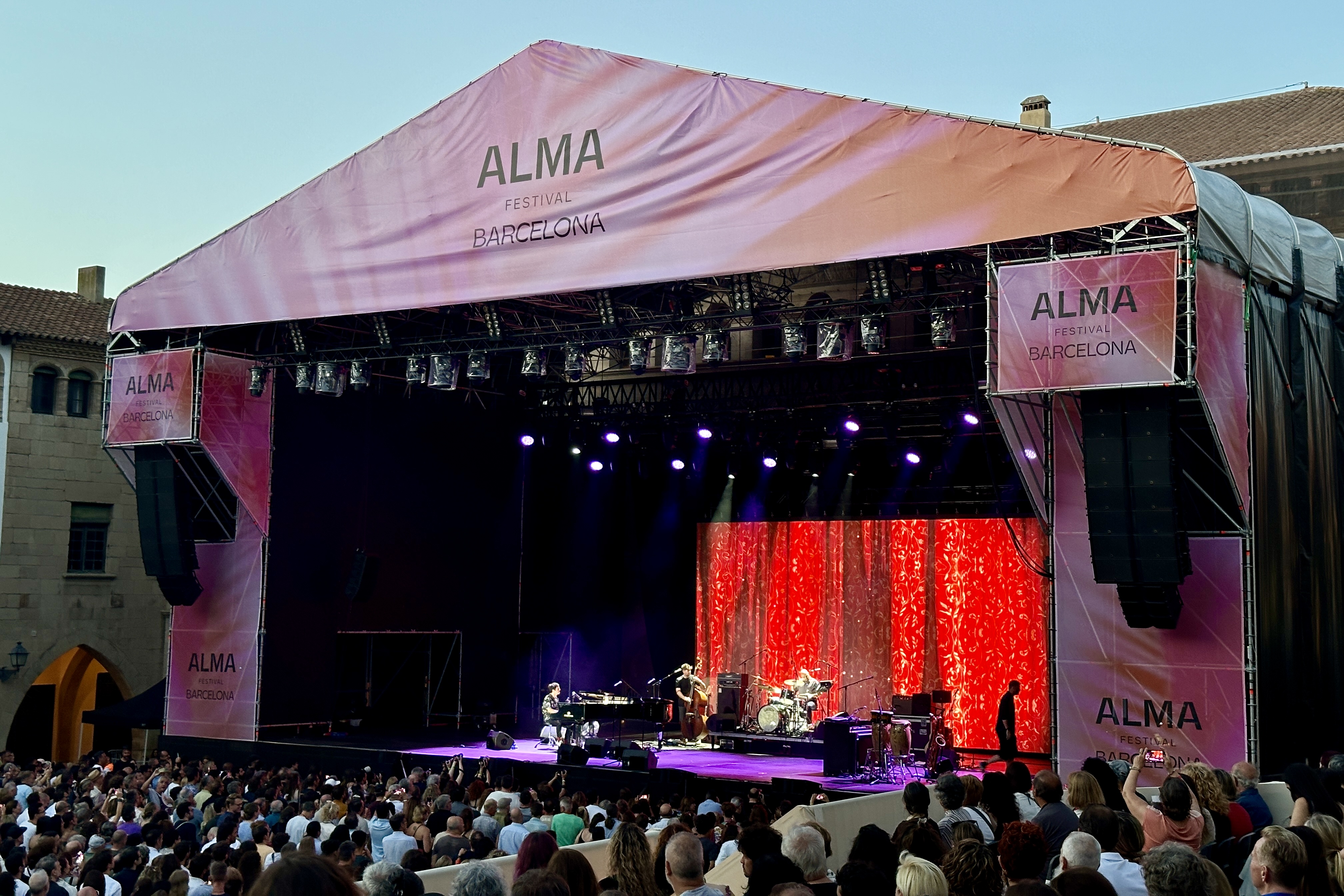 English composer Jamie Cullum sings in front of thousands in Barcelona's Alma Festival on July 14, 2024