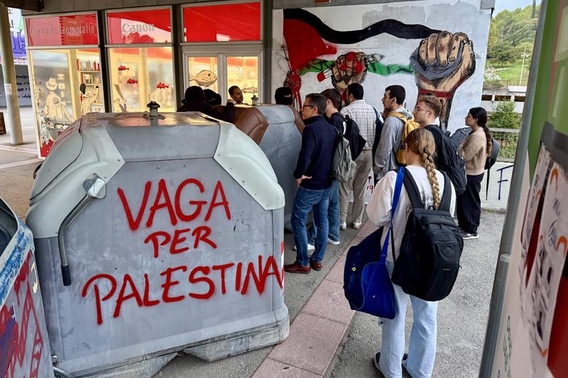 Students try to access Barcelona Autonomous University on October 3, 2025 coinciding with a strike in favor of Palestine