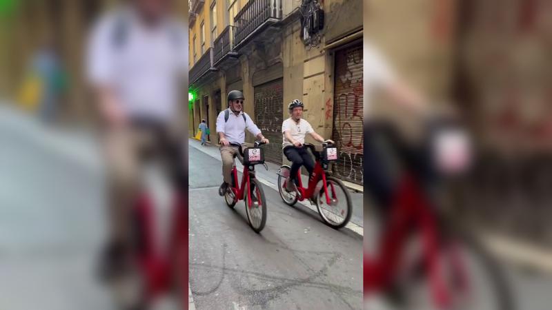 Screenshot from the video of Barcelona mayor Jaume Collboni cycling on Carrer Avinyó