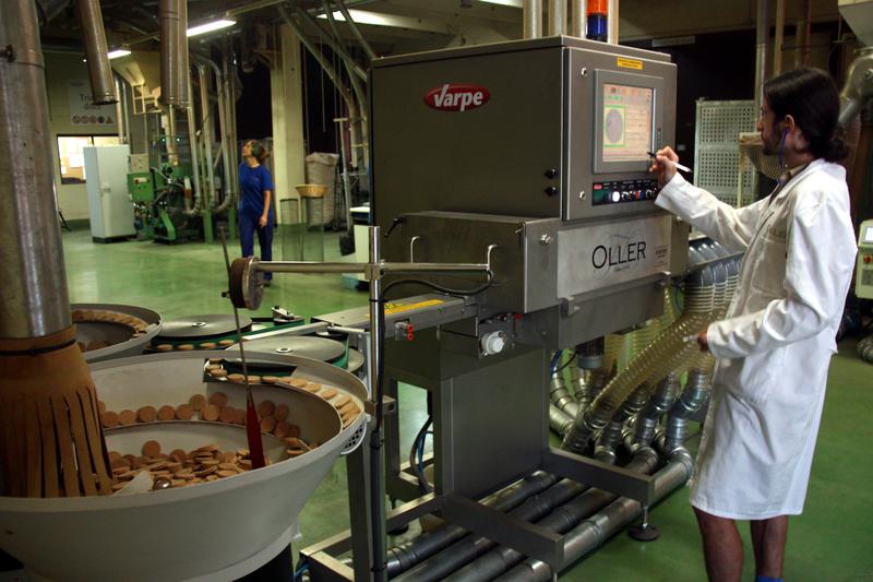 A worker at the Francisco Oller factory in Cassà de la Selva