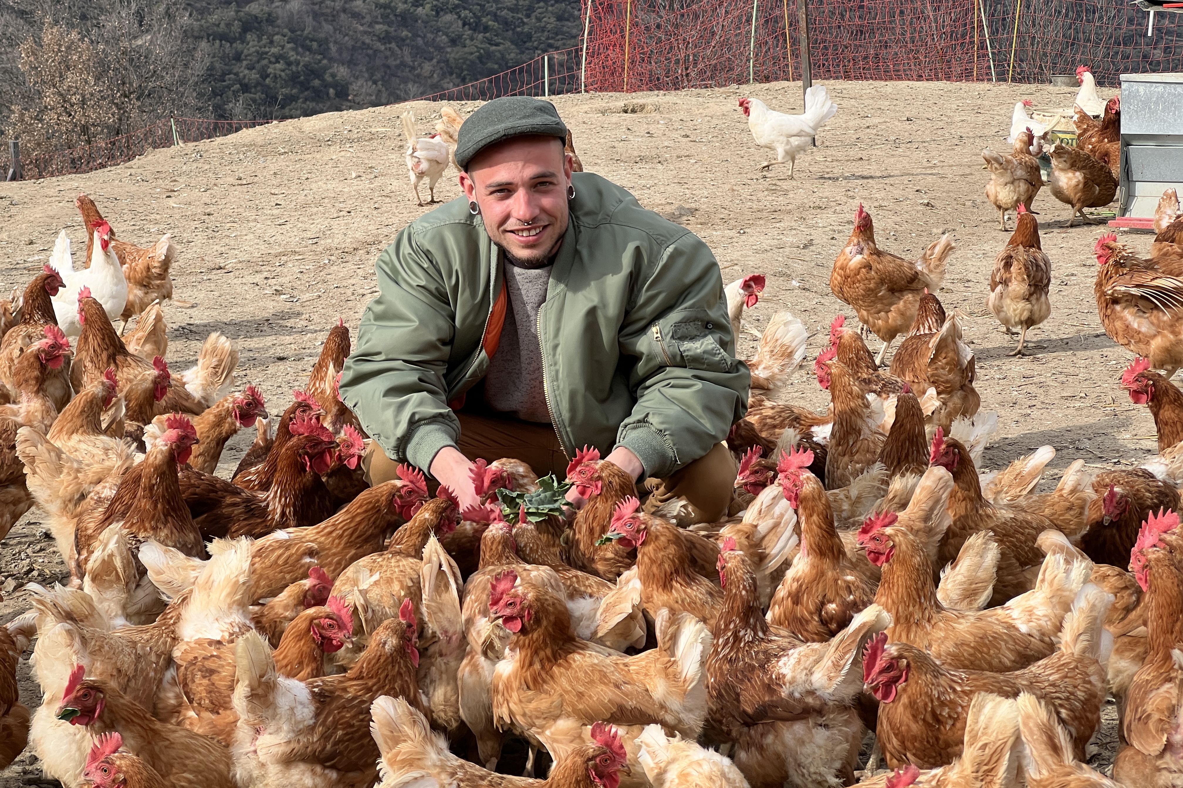 El jove granger alturgellenc Pere Roca, amb una part de les 800 gallines que té en una finca situada a les Valls de Valira (Alt Urgell).