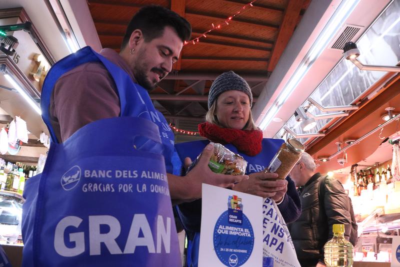 Two Gran Recapte volunteers at Santa Caterina Market