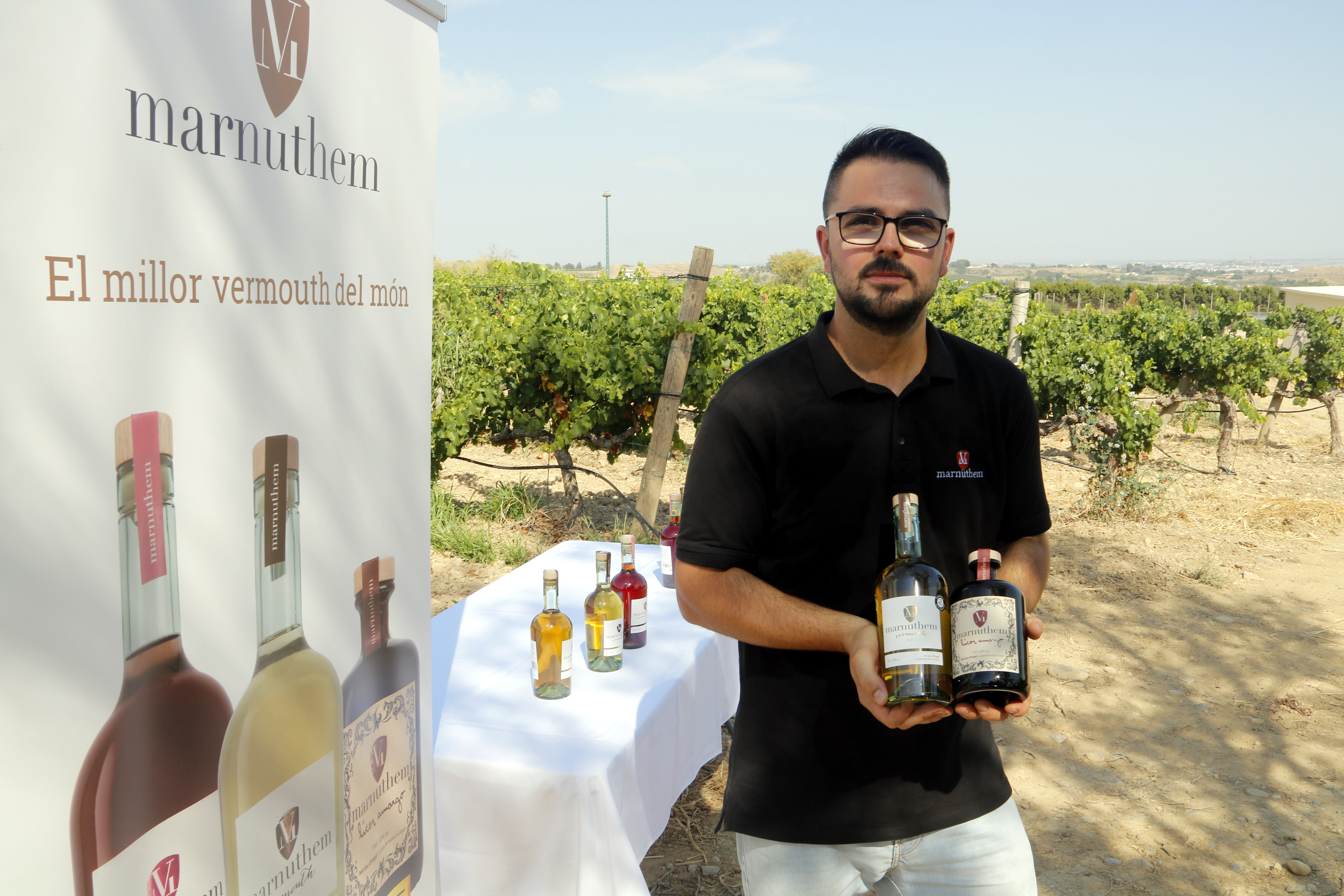 Marc Cuenca amb les ampolles de vermut Marnuthem guardonades amb els World Vermuth Awards