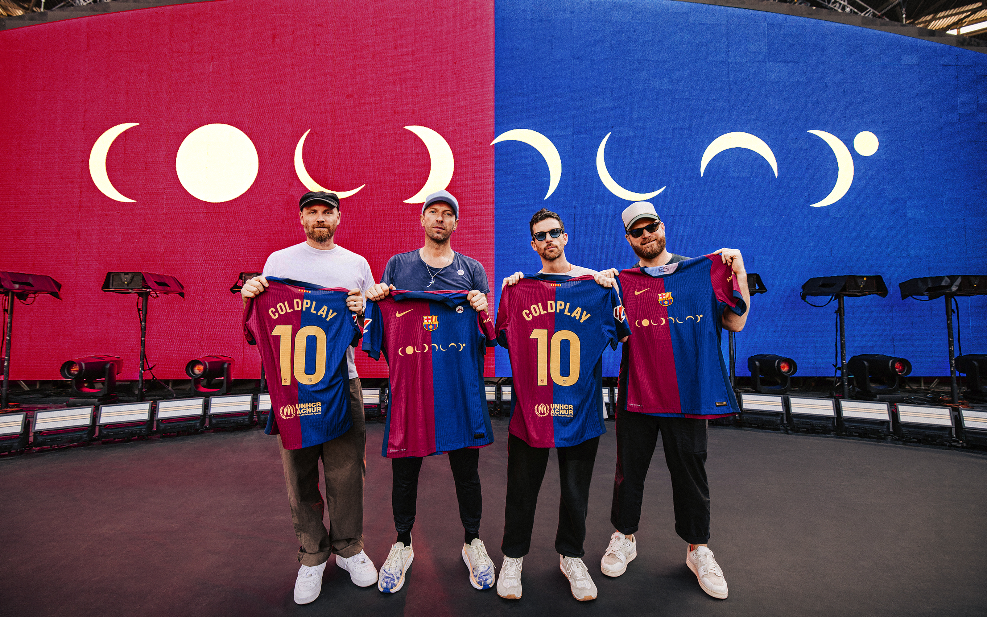 British band Coldplay with the FC Barcelona jersey that the players will wear on El Clásico.