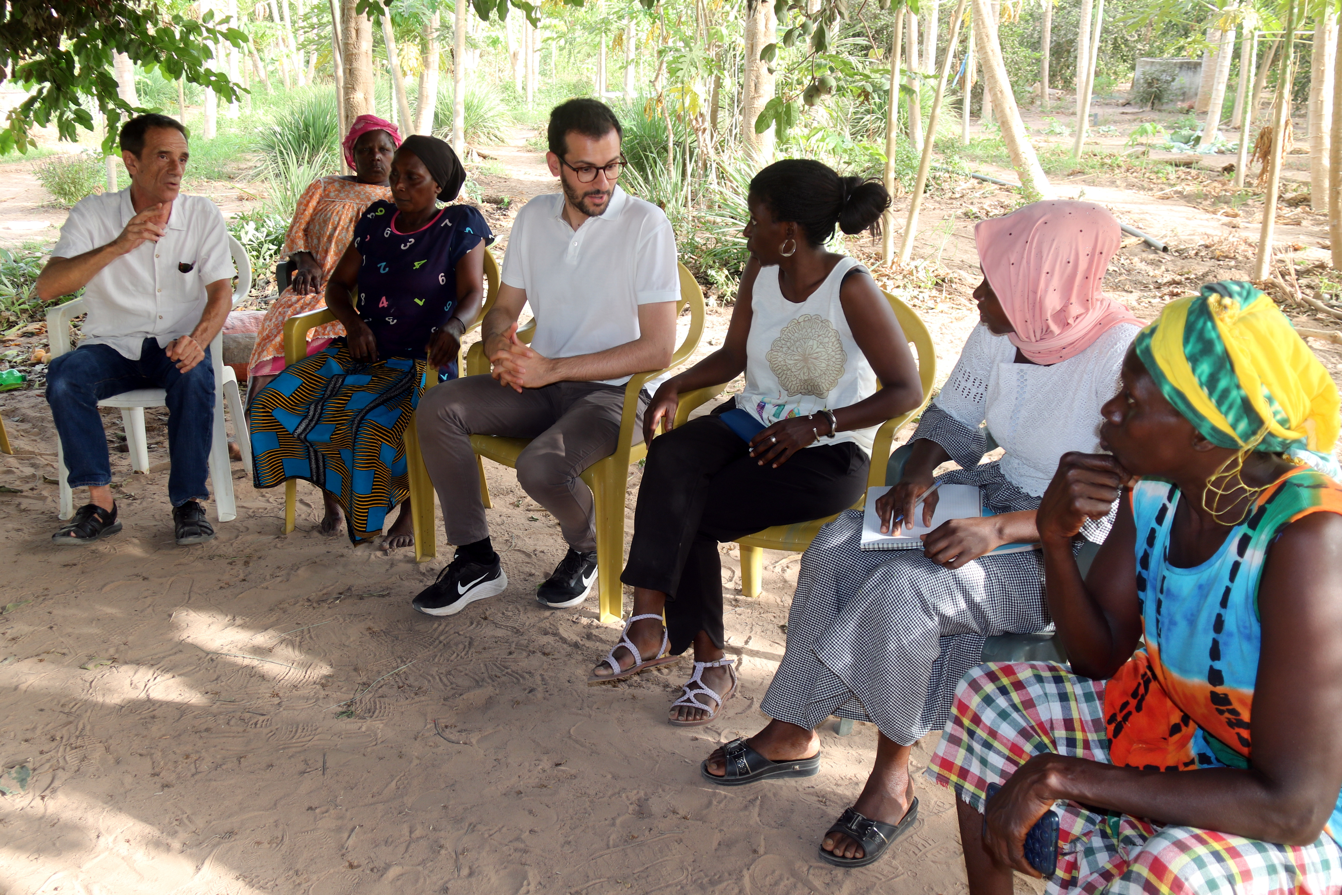 Delegation of the Catalan Cooperation Fund talking to the women of the cooperative.