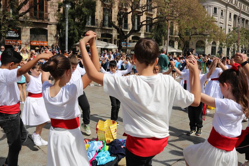 Primary school students dancing sardanes in Barcelona