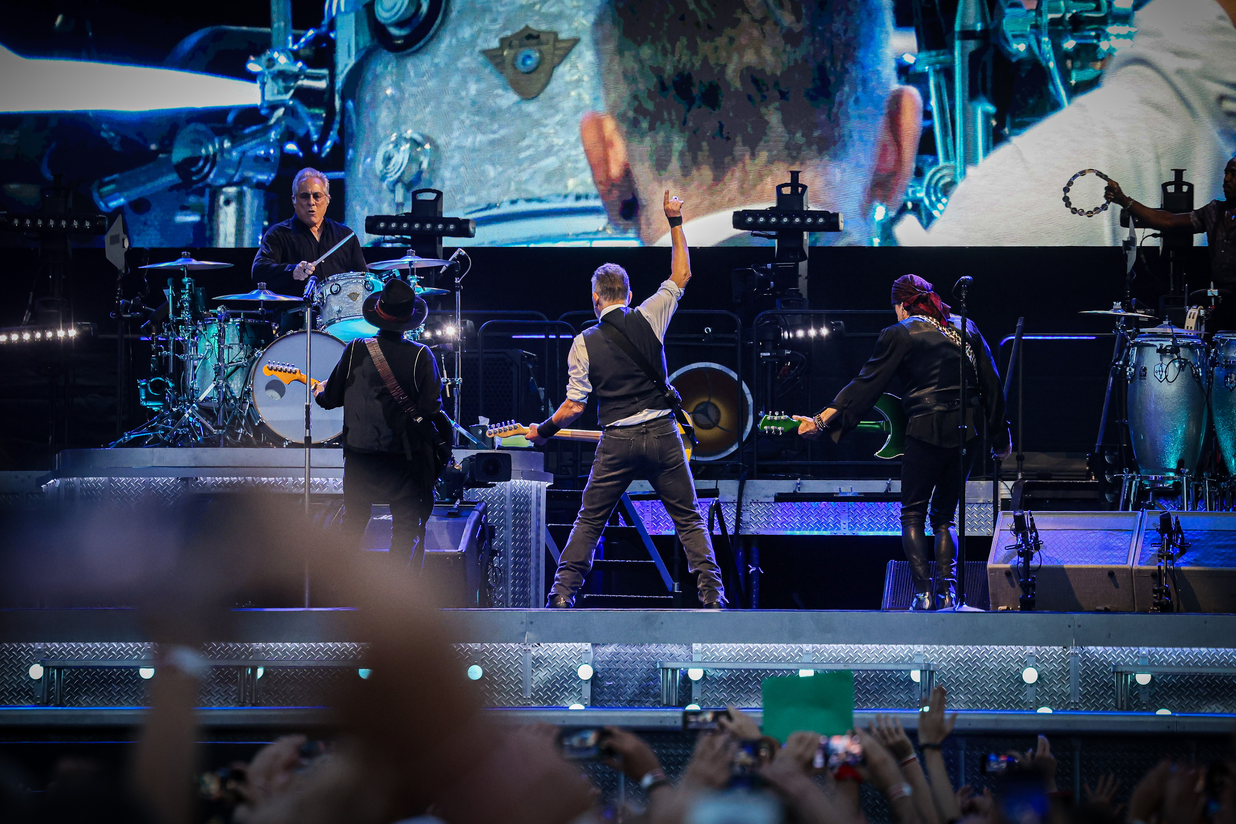 Bruce Springsteen, d'esquena, durant l'actuació a l'Estadi Olímpic Lluís Companys de Barcelona