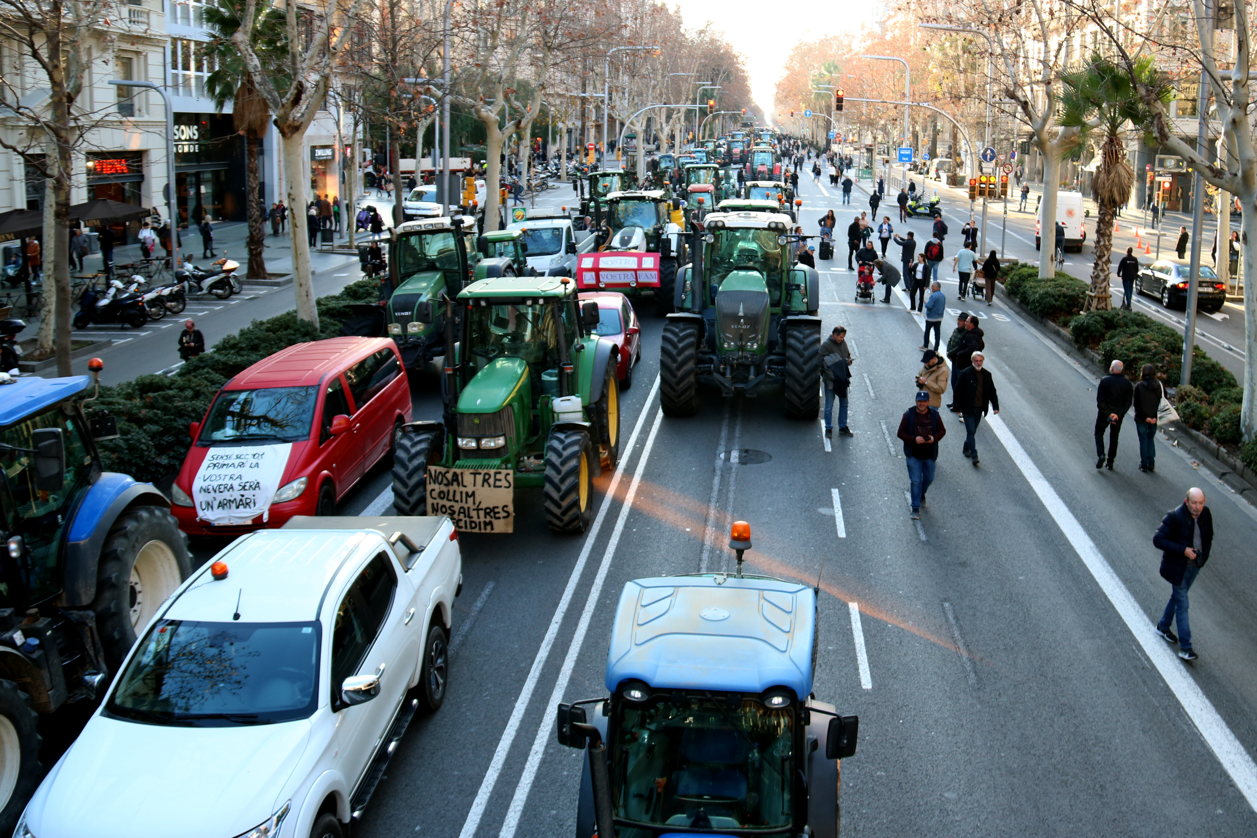 Thousands of tractors block Barcelona in February 2024.