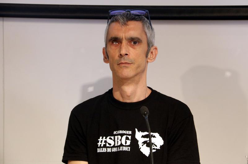 Catalan pro-independence activist Roger Español speaking at a press conference