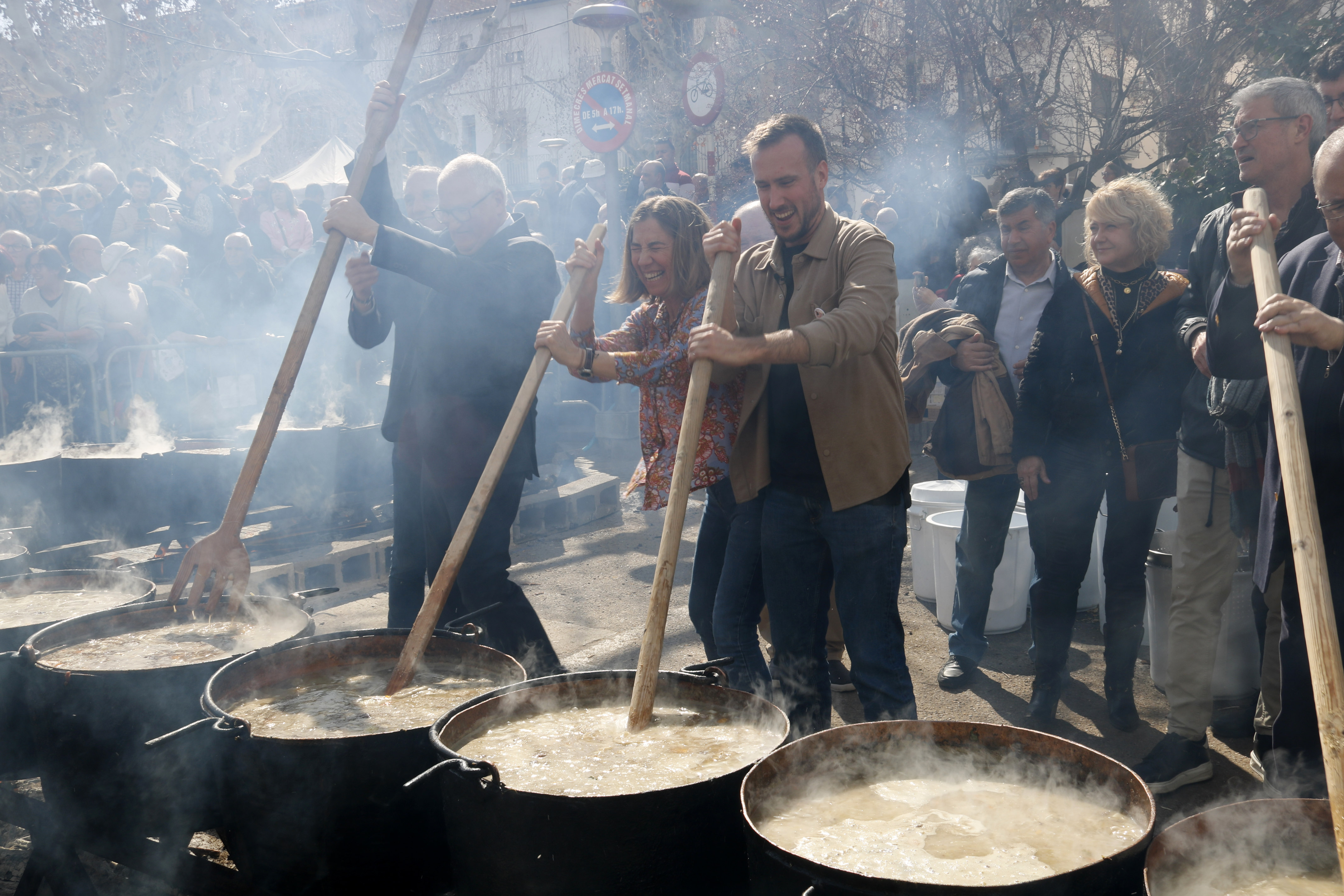 Chefs Ada Parellada and Arnau París stirring the 'ranxo' pots at the 150th edition of the celebration