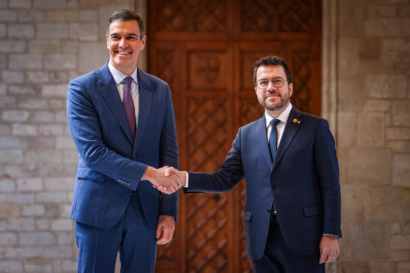 Pedro Sánchez and Pere Aragonès greet each other before the meeting