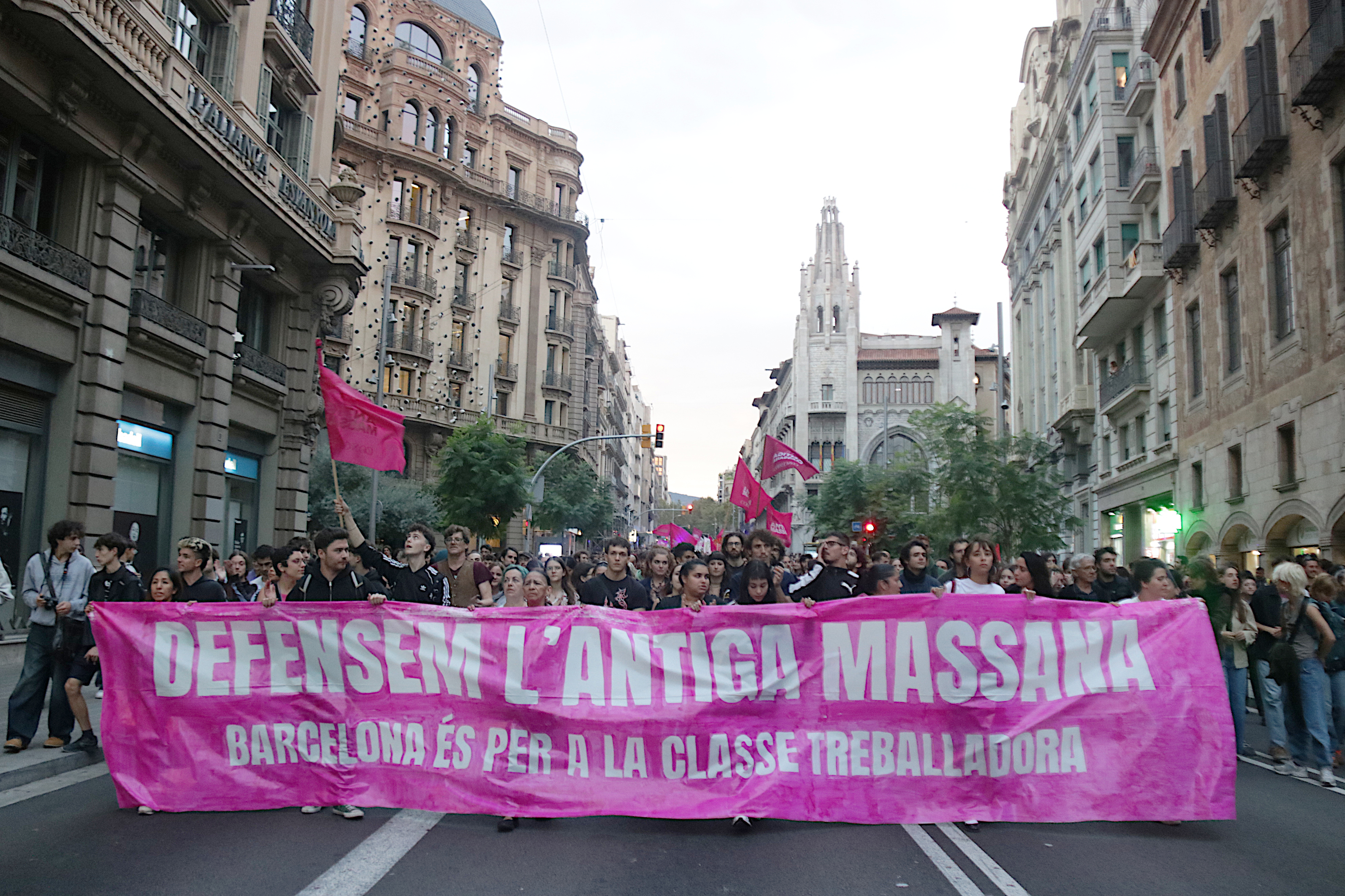 1,000 people take part in a protest to defend the Antiga Massana project