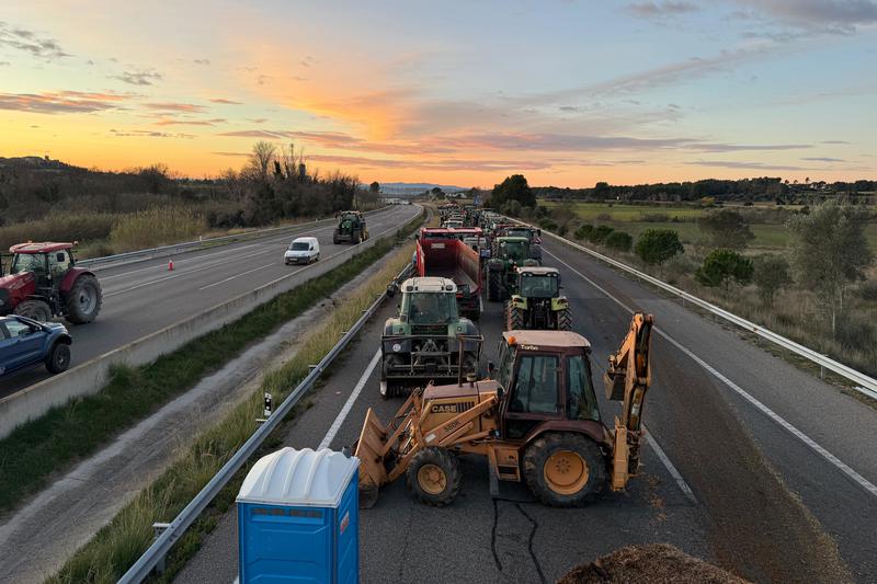 Farmers block AP-7 highway with tractors to protest Mercosur deal on January 8, 2026