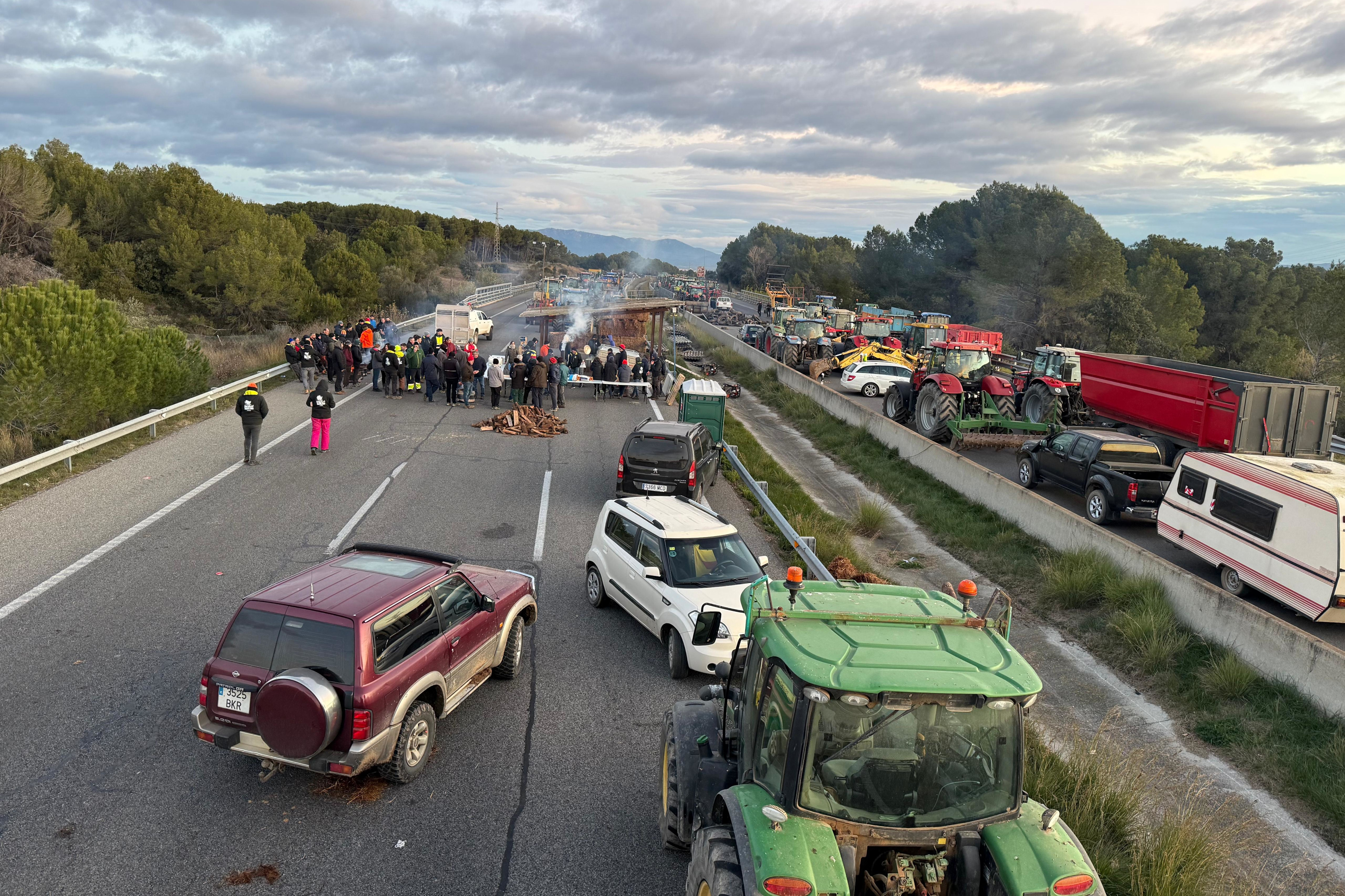 Tractors and farmers during a blockade of the AP-7 highway on January 8, 2026