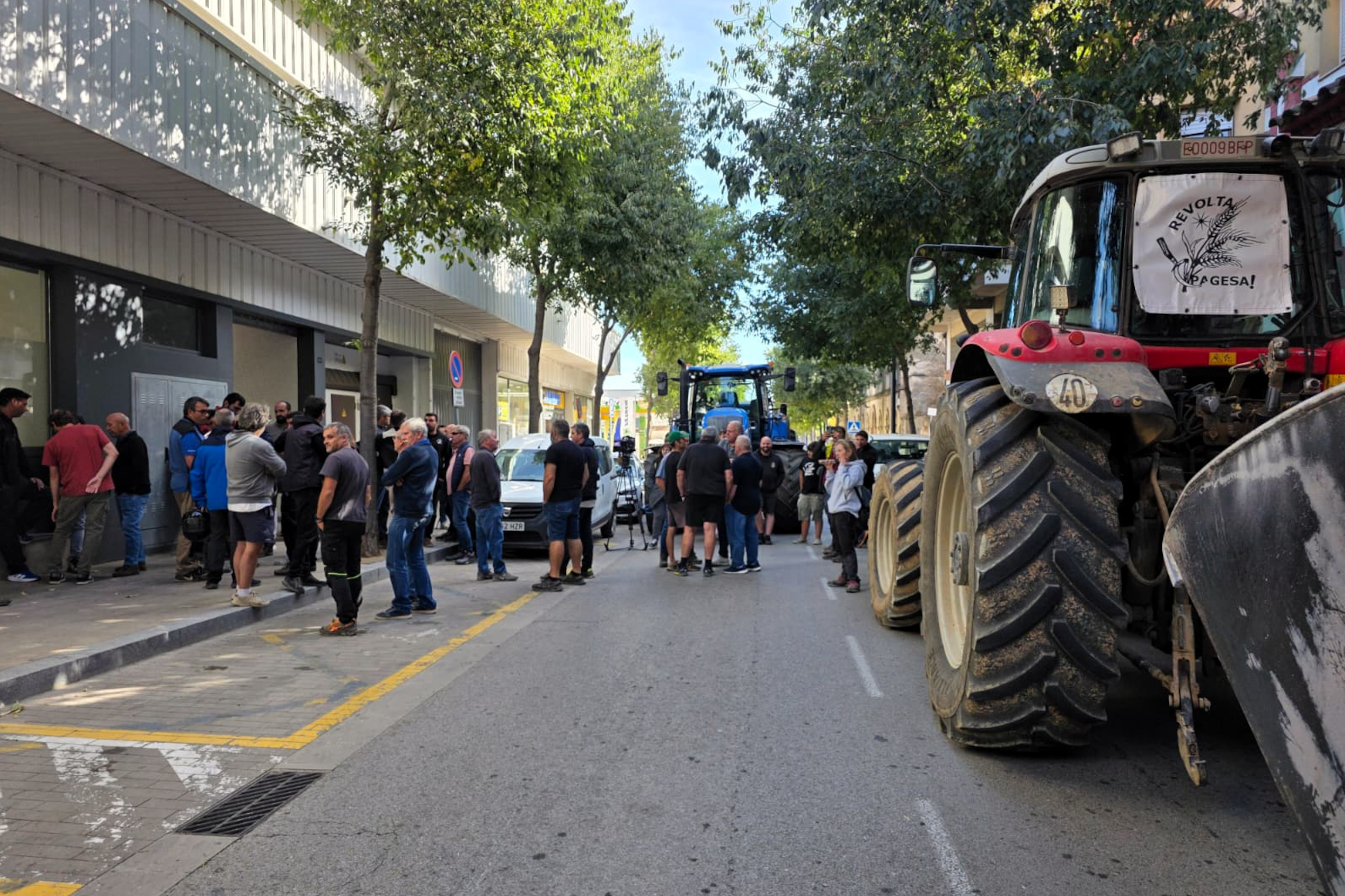 Farmers protesting in front of the Agriculture Department’s offices in Figueres