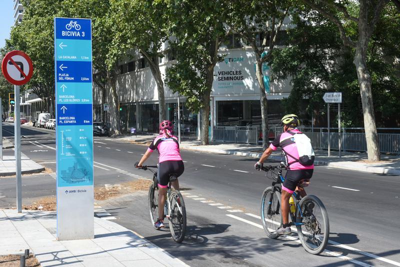 People cycling in the Bicivia route 3