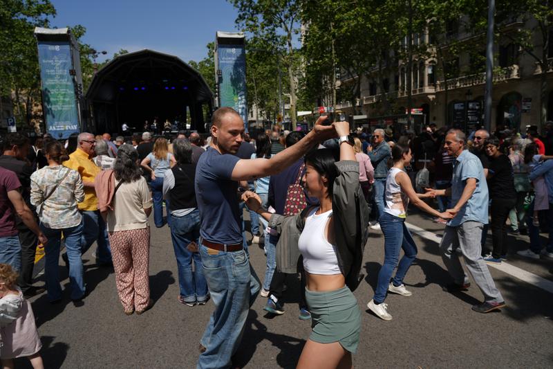 Two couples dance to the music of the Sunset Rhythm Kings during International Jazz Day in Barcelona