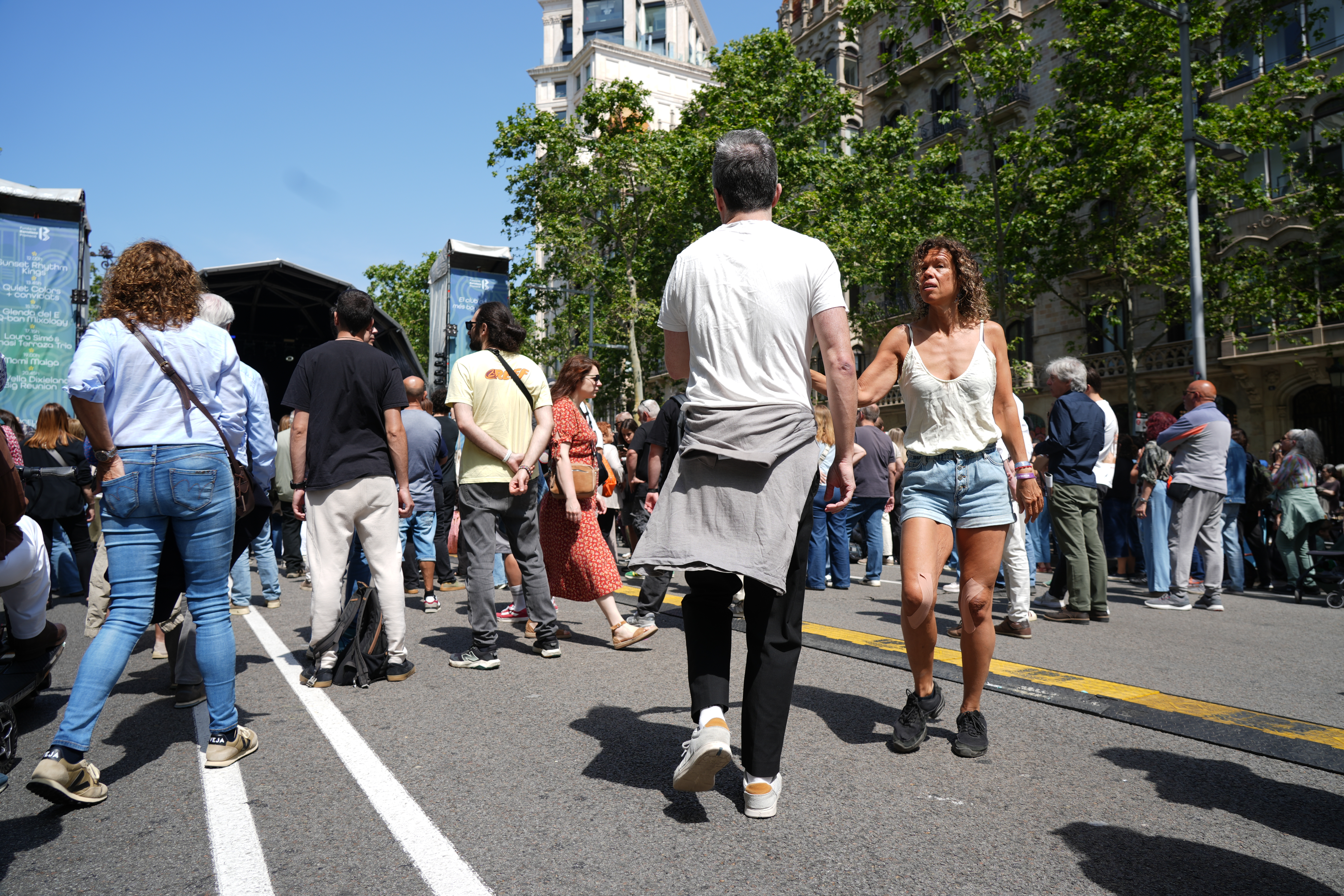 A couple dances to the music of the Sunset Rhythm Kings during International Jazz Day in Barcelona