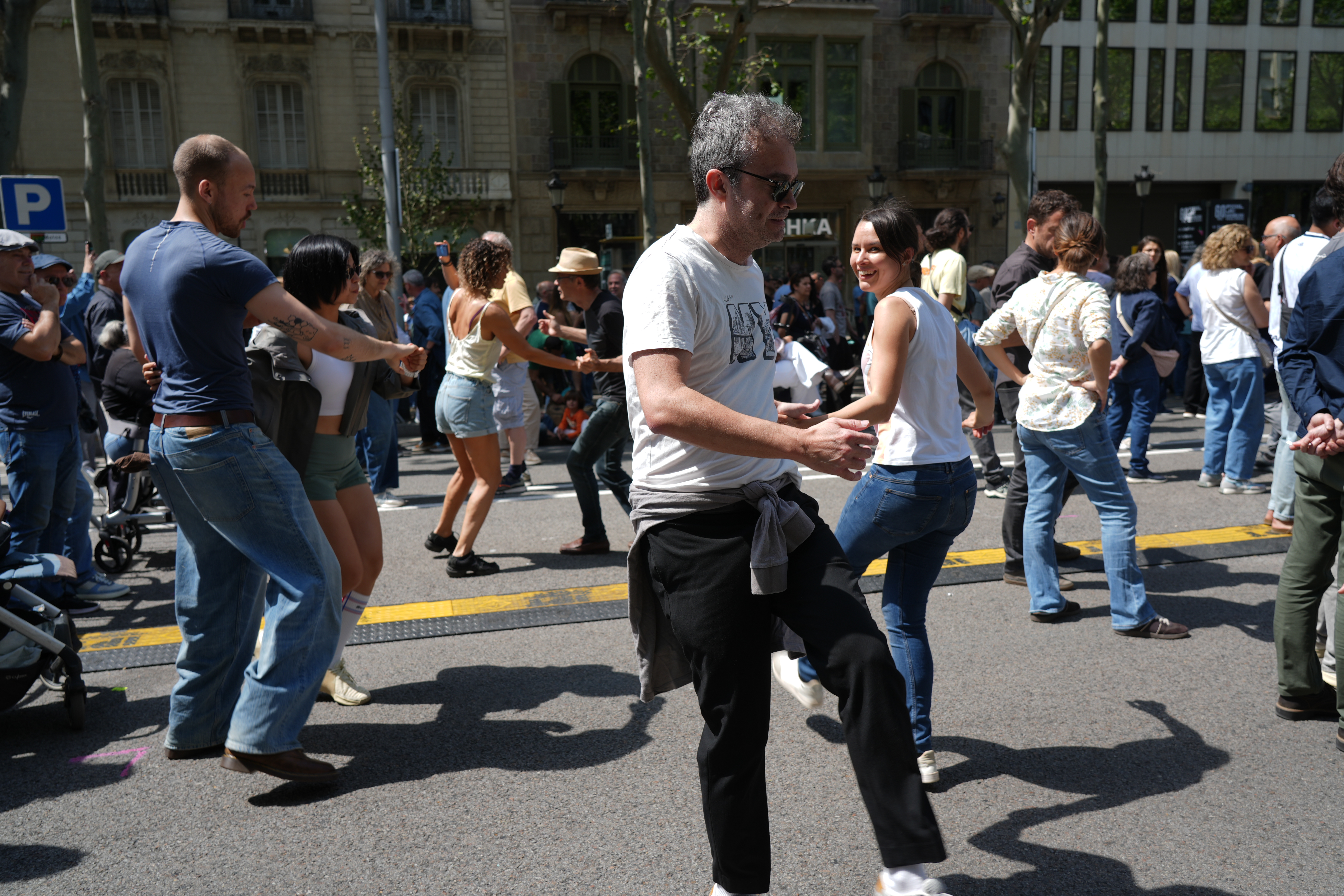 Several couples dance to the music of the Sunset Rhythm Kings during International Jazz Day in Barcelona