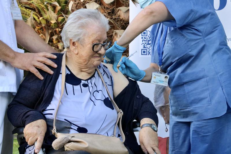 Josefa Pérez, a care home resident in Hospitalet de Llobregat's Feixa Llarga receives a fourth Covid-19 vaccine on September 26, 2022