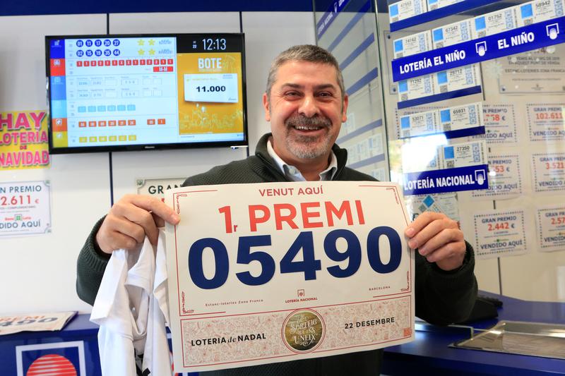 Xavier Cañas, the owner of the lottery retail in Barcelona that sold some tickets of the 05490 number in the 2022 Christmas lottery on December 22, 2022