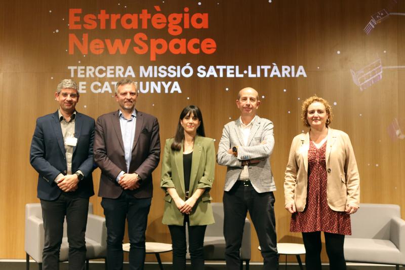 Digital Policies secretary Gina Tost with leaders of the companies behind Minairó, the third Catalan nanosatellite